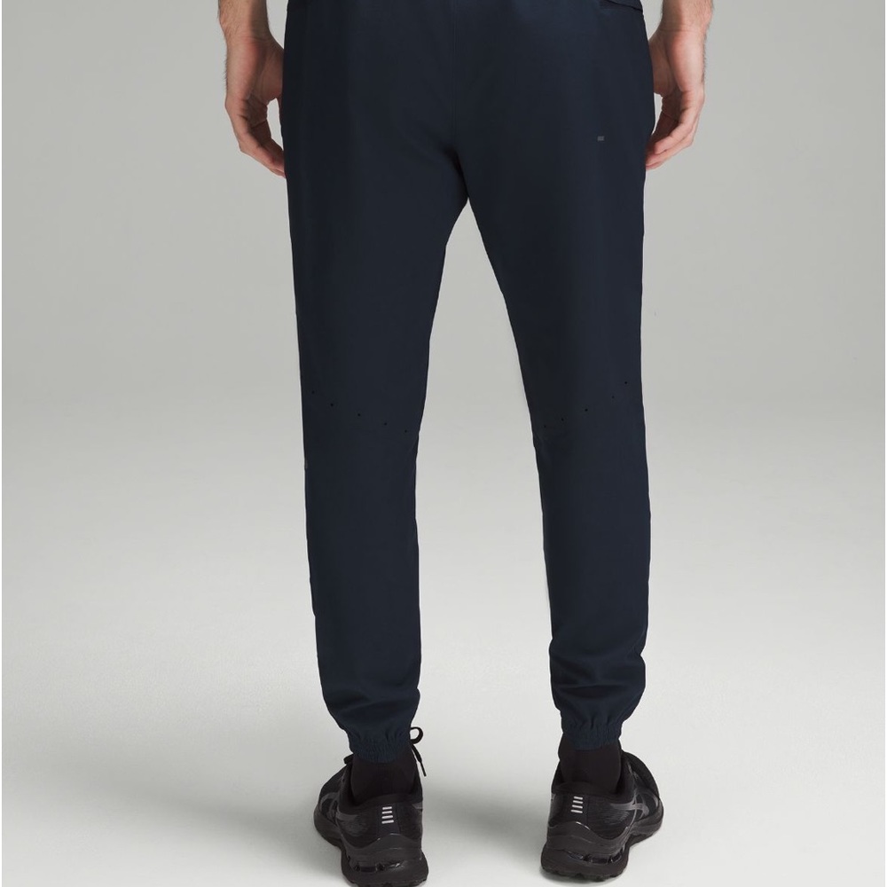 NWT Lululemon License to Train Jogger in Navy Size Medium - Picture 3 of 10